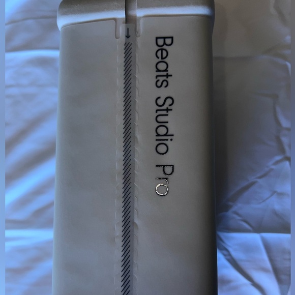 Beats Studio Pro NWT Sandstone - Picture 4 of 8